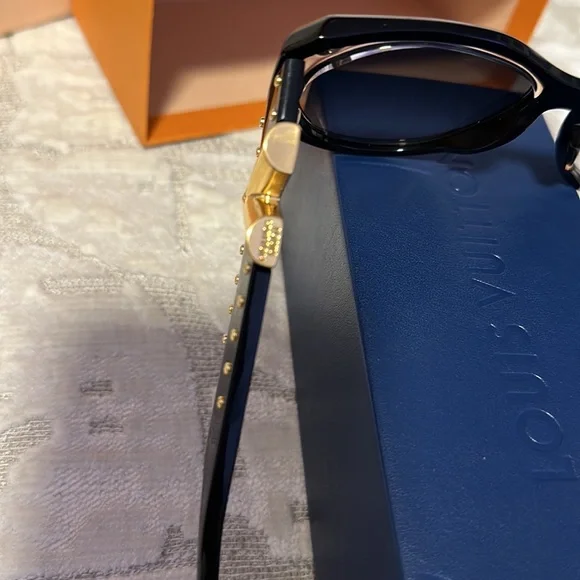 Louis Vuitton sunglases - Picture 9 of 9